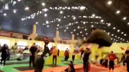 Trampolín de salto para niños en el patio interior de los niños